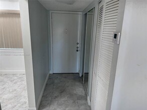 3571 Inverrary Dr in Lauderhill, FL - Foto de edificio - Building Photo