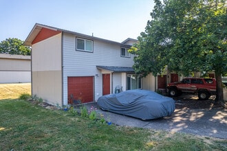 Countryside Duplexes in Lebanon, OR - Building Photo - Building Photo