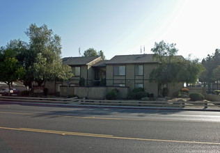 Pepper Tree Apartments in Madera, CA - Foto de edificio - Building Photo