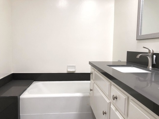 4329 Colfax Ave-Unit -204 in Los Angeles, CA - Building Photo - Building Photo