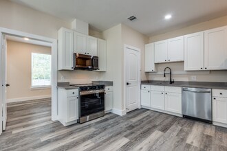 511 N Davis Dr in Arlington, TX - Foto de edificio - Building Photo