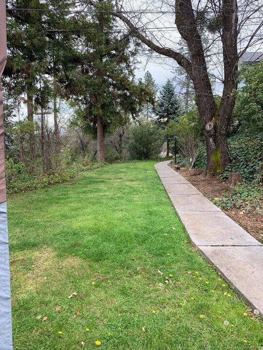 210 Gossonia Park in Auburn, CA - Building Photo