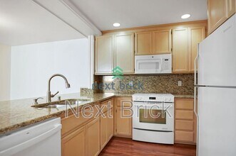 11210 Slater Ave NE in Kirkland, WA - Building Photo - Building Photo