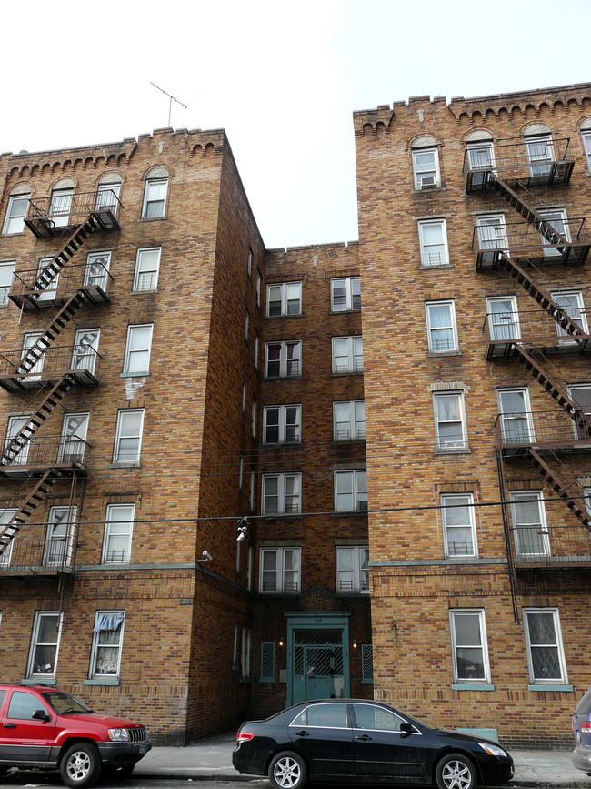 735 Bryant Ave in Bronx, NY - Foto de edificio - Building Photo