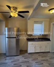 21242 Beechwood Ave in Eastpointe, MI - Building Photo - Building Photo