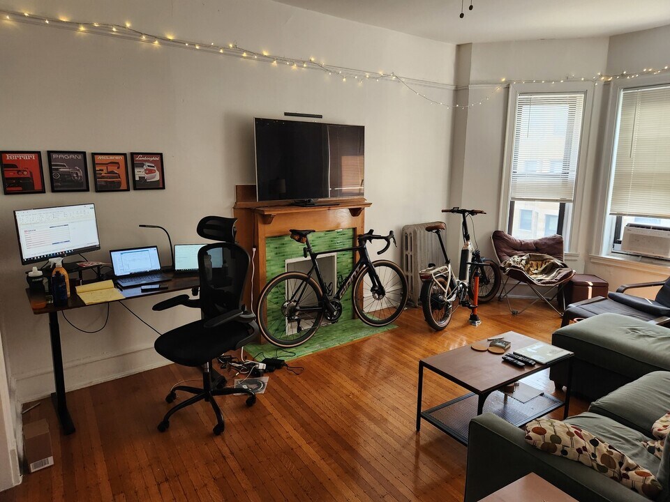 662 W Oakdale Ave in Chicago, IL - Building Photo
