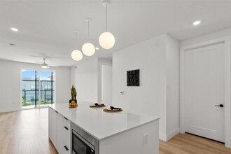 1701 Simond Ave, Unit 418 in Austin, TX - Building Photo - Building Photo