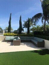 3000 Coral Way, Unit 1006 in Coral Gables, FL - Foto de edificio - Building Photo