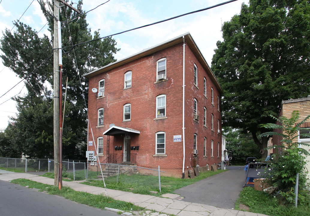 223 High St in New Britain, CT - Foto de edificio