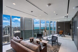 300 Biscayne Blvd in Miami, FL - Foto de edificio - Building Photo