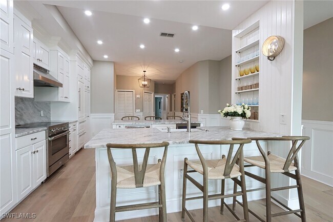 1310 Charleston Square Dr in Naples, FL - Building Photo - Building Photo