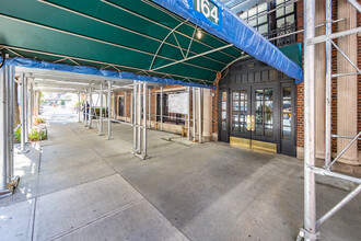 164 E 72nd St in New York, NY - Building Photo - Building Photo