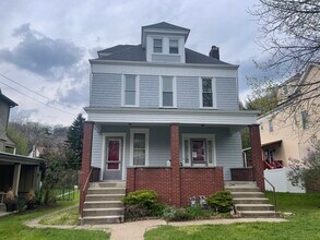 16 Edgwood St, Unit Second Floor in Wheeling, WV - Foto de edificio - Building Photo
