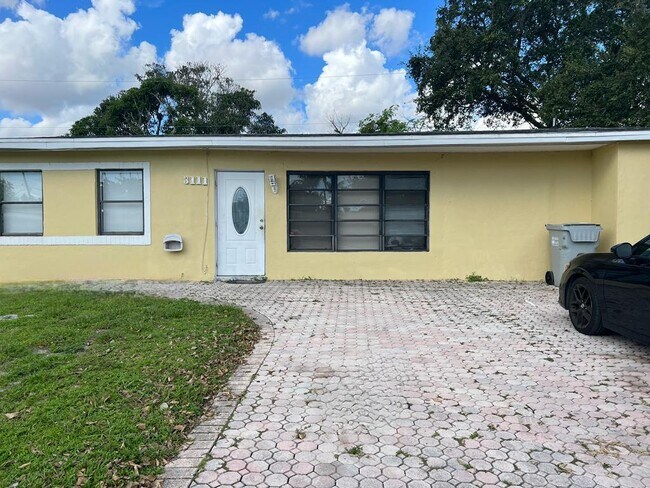 3111 NE 11th Ave in Pompano Beach, FL - Building Photo - Building Photo