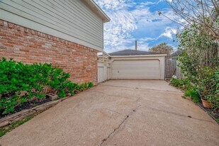 2906 Arrowhead Dr in Sugar Land, TX - Building Photo