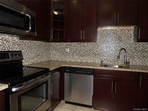 26 Greenmeadow Dr in Babylon, NY - Building Photo - Building Photo