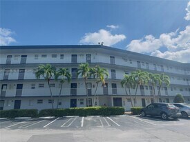443 NE 195th St in Miami, FL - Building Photo