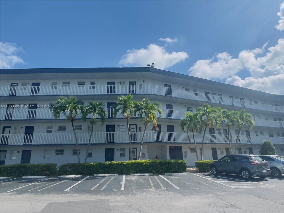 443 NE 195th St in Miami, FL - Building Photo