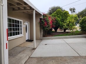 1208 Lincoln Avenue in Pacific Grove, CA - Foto de edificio - Building Photo