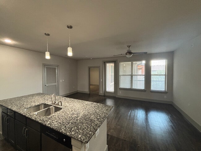 20400 Marketplace Ave in Kyle, TX - Foto de edificio - Building Photo