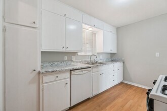 1921 Westchester Dr in The Village, OK - Building Photo - Building Photo