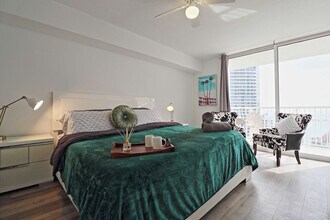 1200 Brickell Bay Dr in Miami, FL - Building Photo - Building Photo