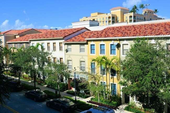 property at 630 S Sapodilla Ave
