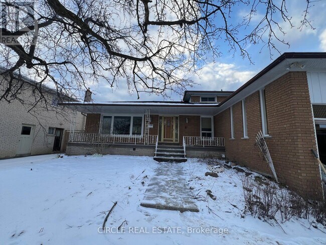 3592 Swirlingleaves Crescent in Mississauga, ON - Building Photo - Building Photo