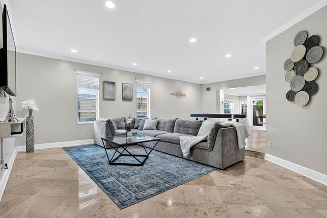 2423 NE 202nd St in Miami, FL - Building Photo - Building Photo