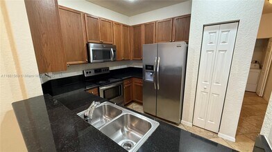 5866 Hampton Hills Blvd in Tamarac, FL - Foto de edificio - Building Photo