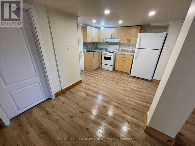 102 Billington Crescent in Toronto, ON - Building Photo - Building Photo