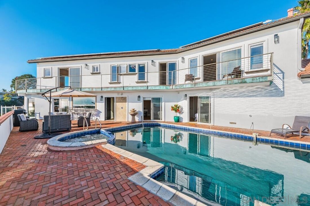 5786 La Jolla Mesa Dr in San Diego, CA - Foto de edificio