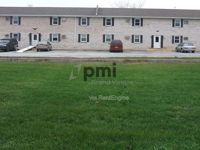 465 E Main St in Warrensburg, IL - Building Photo - Building Photo