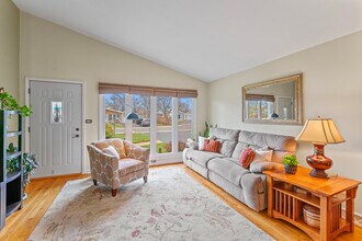 212 Valerie Ct in Glenview, IL - Building Photo - Building Photo
