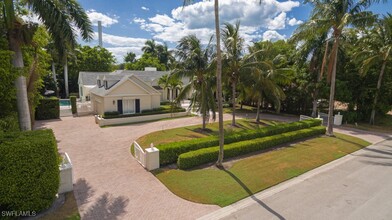 2700 Treasure Ln in Naples, FL - Foto de edificio - Building Photo