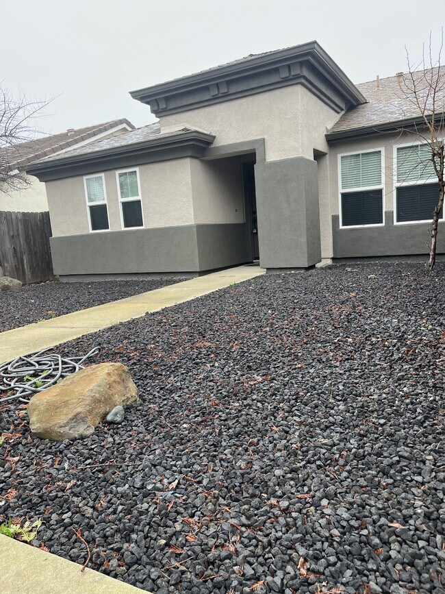 1751 Barney Ave in Olivehurst, CA - Building Photo - Building Photo