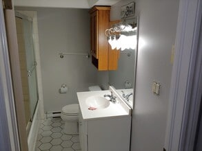 347 Queenston St in St Catharines, ON - Building Photo - Building Photo