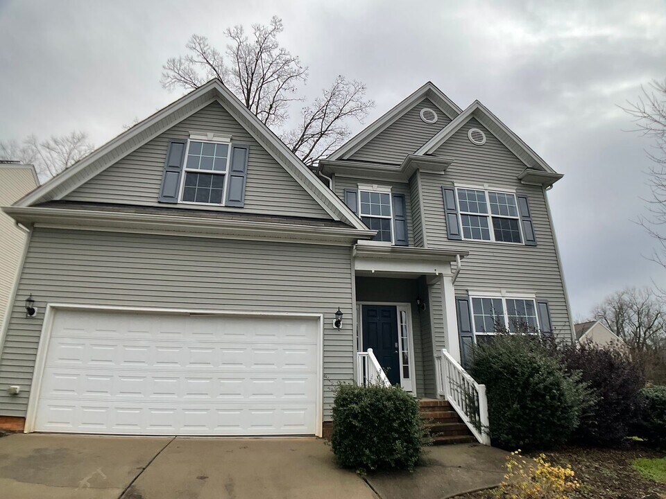 300 Large Oak Ln in Mebane, NC - Building Photo