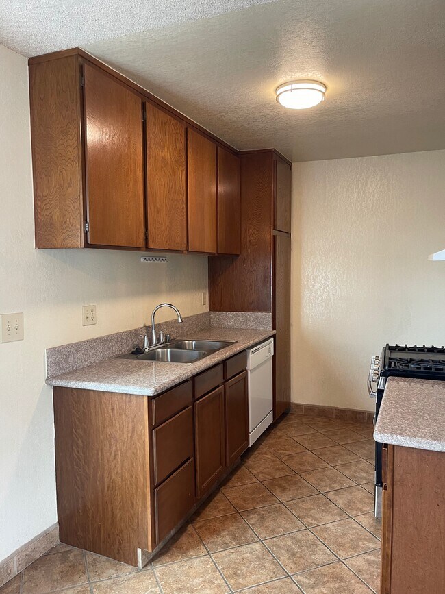 15130 S Raymond Ave Apartments and Nearby Gardena Apartments For Rent Gardena, CA