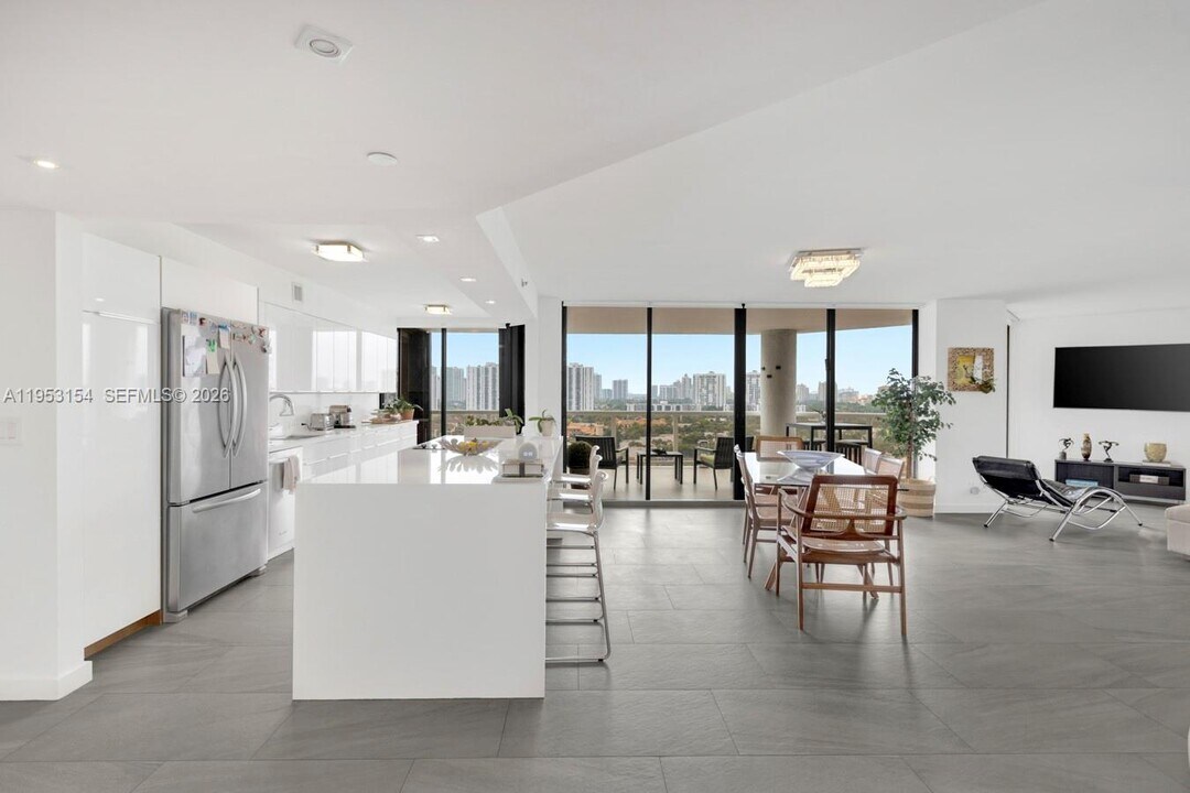 3598 Yacht Club Dr in Aventura, FL - Foto de edificio