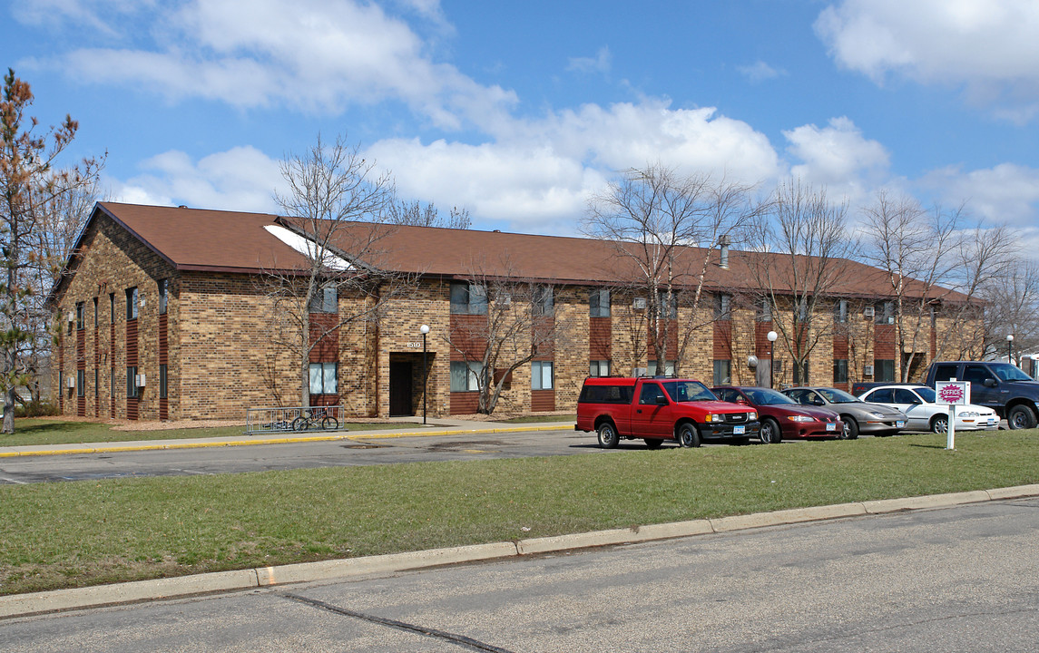 Koester Court in Northfield, MN - Foto de edificio