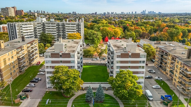 G & M Apartments in Toronto, ON - Building Photo - Building Photo