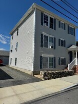 12 Easterbrooks Ave, Unit 2 in Bristol, RI - Building Photo