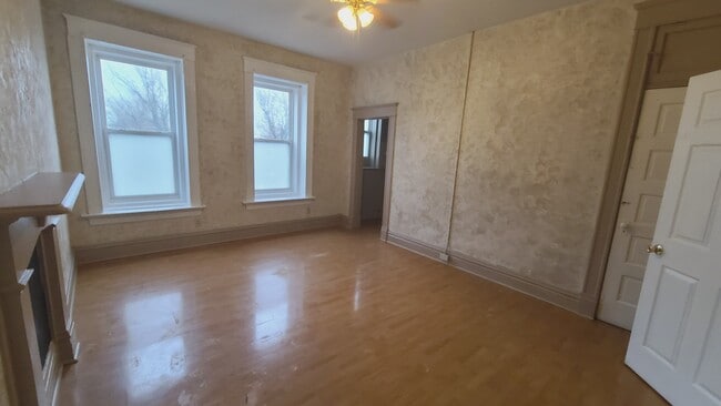 2015 Bryan Ave, Unit 2015 Bryan unit A up in Granite City, IL - Foto de edificio - Building Photo