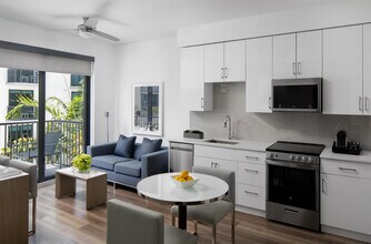 695 S Olive Ave in West Palm Beach, FL - Foto de edificio - Building Photo