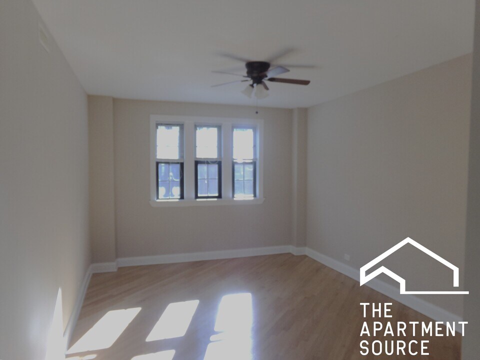 896 Green Bay Rd in Winnetka, IL - Building Photo