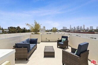 132 Rosemont Ave in Los Angeles, CA - Building Photo - Building Photo