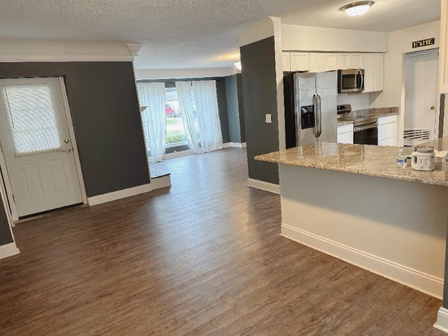 671 Crest Ln E in South Lyon, MI - Foto de edificio - Building Photo