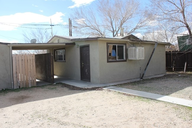 521 Atkins St in Ridgecrest, CA - Foto de edificio - Building Photo