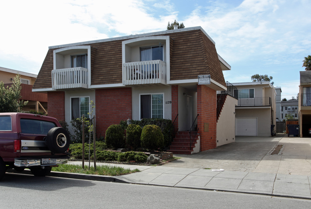 1129 Capuchino Ave in Burlingame, CA - Foto de edificio